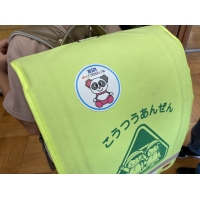 1年生に交通安全「ハレッタ」ステッカープレゼント